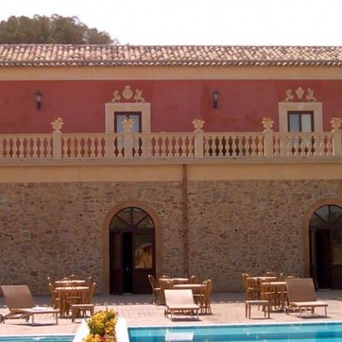 Impianto irrigazione giardino e campo da golf sulle colline di Enna, Sicilia.